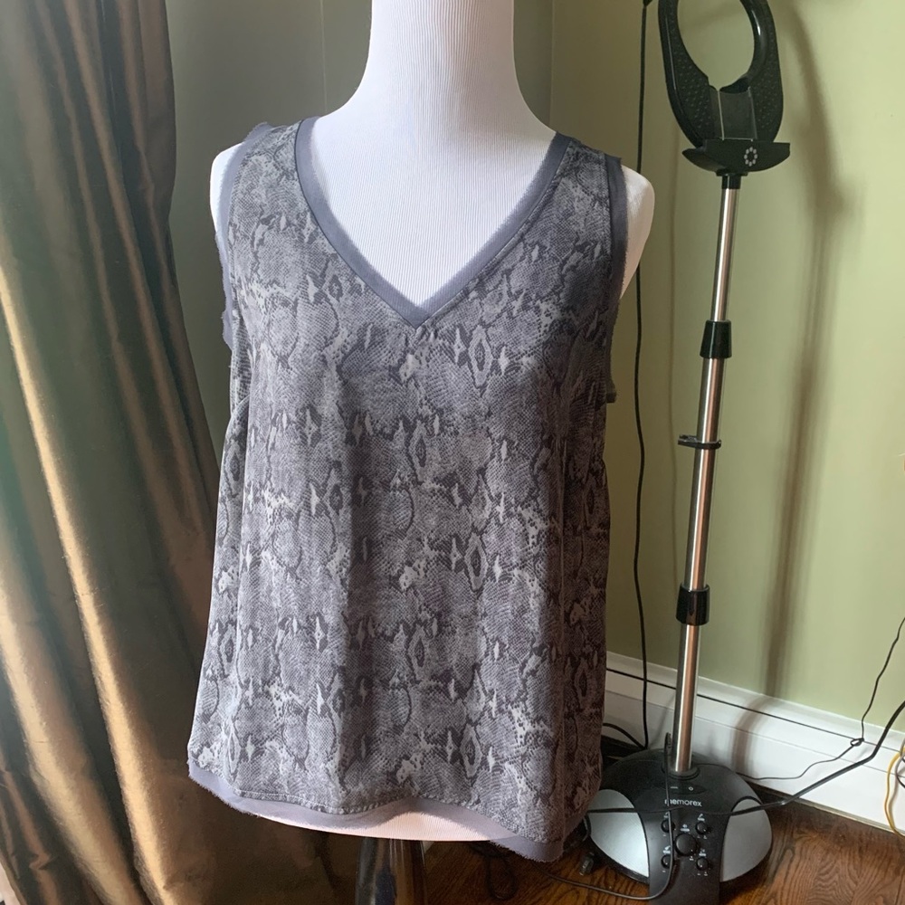 Like New Nordstrom Chelsea28 Sz S Snake Print V-Neck Cami Cut Tank Top Easy Care